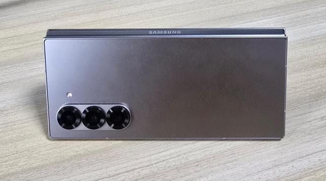 ld 6 vs iPhone16 Pro Max：机皇之争z6尊龙·中国网站华为Mate XT vs 三星 Z Fo(图8)