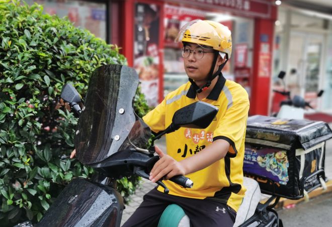 支架交警：不是为难大家是为了安全尊龙凯时链接电动车不允许安装手机(图2)